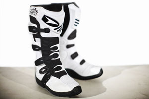 Axo Dart boots in white