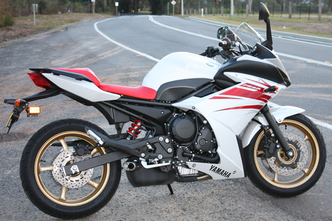 The FZ6R features full fairings despite its relaxted ergonomics package.