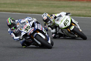 Crutchlow leads Rea at Silverstone on Sunday. Image: 2Snap.