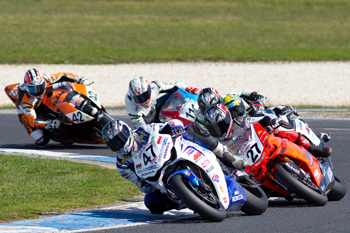Maxwell leads Stauffer, Staring and co. in today's thrilling second Superbike race. Image: TGB Sport/Andrew Gosling.