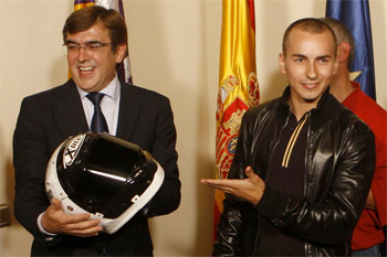 Lorenzo presented a helmet to president of the Balearses Goverment, Frances Antich.