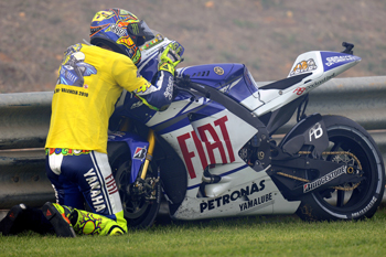Rossi and his YZR-M1 share one last moment together on the cooldown lap at Valencia.