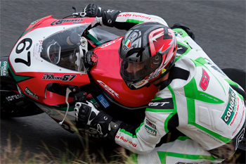 As long as he finishes in the wet at Symmons Plains, Staring will win the 2010 ASBK Championship. Image: TBG Sport/Andrew Gosling.
